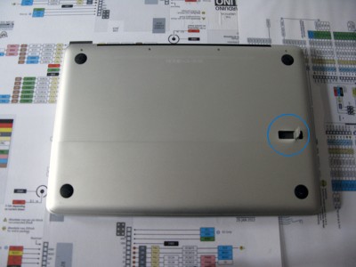 Sostituire Superdrive HDD rimuovere coperchio batteria
